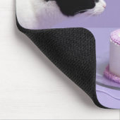 Kat met verjaardagscadeau pet blaast kaarsen uit muismat (Hoek)