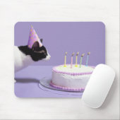 Kat met verjaardagscadeau pet blaast kaarsen uit muismat (Met muis)