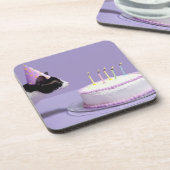 Kat met verjaardagscadeau pet blaast kaarsen uit o drankjes onderzetter (Linkerzijde)