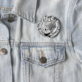Kat met visgitaar ronde button 5,7 cm (In situ)