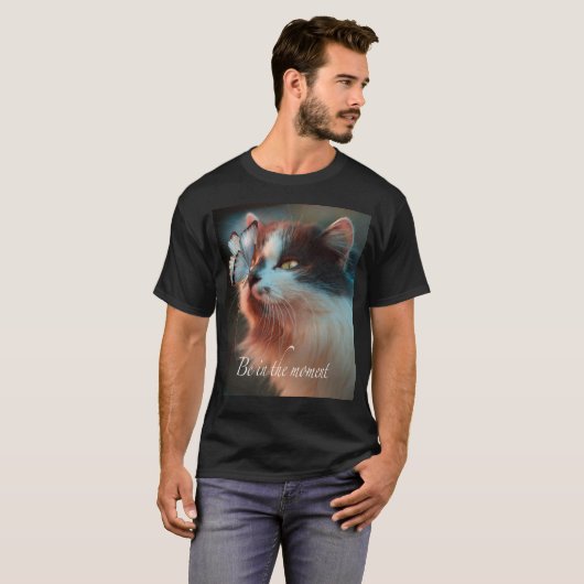 Kat met vlinder op haar neus - Wees in het moment T-shirt (Voorkant volledig)