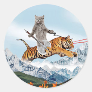 Kat met worstjes die de tijger besturen ronde sticker