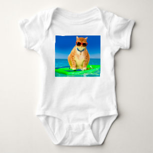 Kat met zonnebril in de oceaan romper