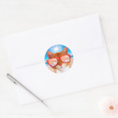 Kat met zonnebril op het strand ronde sticker (Envelop)