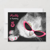 Kat met zonnebril op zaterdag Uitnodiging (Voorkant)