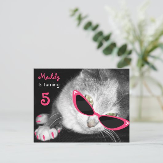 Kat met zonnebril op zaterdag Uitnodiging (Staand voorkant)