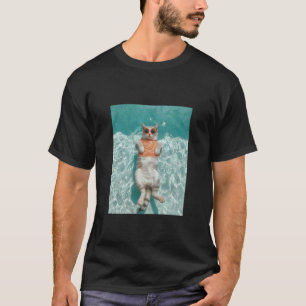 Kat met zonnebril zwemt in een zwembad t-shirt