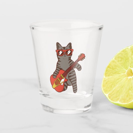 Kat met zonnebrillen die gitaar spelen shot glas (Voorkant)