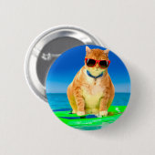Kat met zonnebrillen die in de oceaan surfen ronde button 5,7 cm (Voorkant /achterkant)
