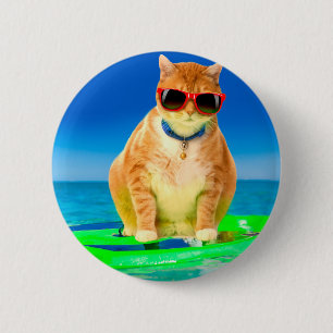 Kat met zonnebrillen die in de oceaan surfen ronde button 5,7 cm