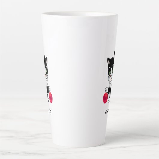 Kat met zwarte en witte tuxedo kittat met rode bal latte mok (Voorkant)