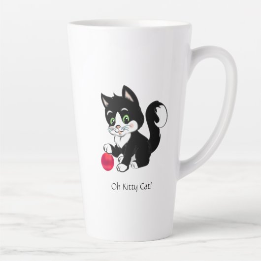 Kat met zwarte en witte tuxedo kittat met rode bal latte mok (Rechts)