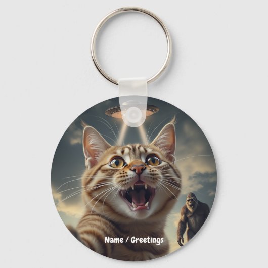 Kat neemt selfie met ufo en bigfoot grappig cadeau sleutelhanger (Voorkant)
