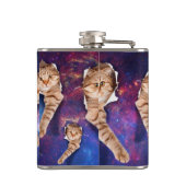 Kat omhoog kijkend in een gat in de ruimte heupfles (Achterkant)