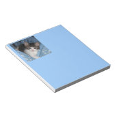 Kat op blauw notitieblok (Schuin)
