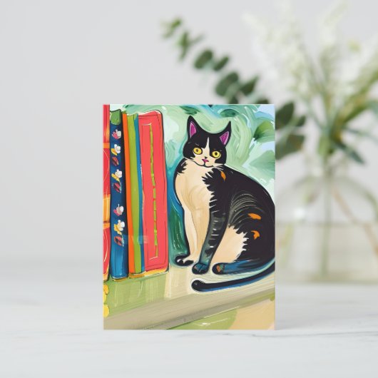 Kat op boekenplank briefkaart (Staand voorkant)
