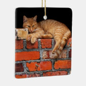 Kat op Brick Wall Keramisch Ornament (Rechts)