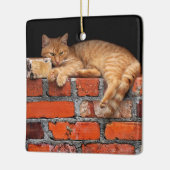 Kat op Brick Wall Keramisch Ornament (Links)