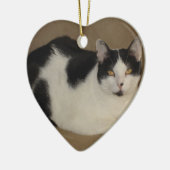Kat op een bank keramisch ornament (Links)