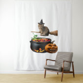 Kat op een bezemsteel op Halloween. Klassiek T-shi Wandkleed (In situ)