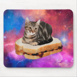 Kat op een brood dat in de ruimte vliegt muismat