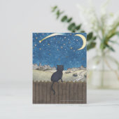Kat op een hek die de nachthemel boven de stad kij briefkaart (Staand voorkant)