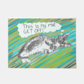 Kat op een mat boze deur-ingang (Voorkant)