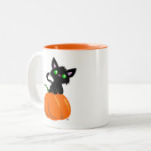 Kat op een Mok met pompoenkoffie (Voorkant links)