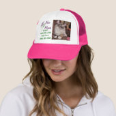 Kat op een pet... trucker pet (In situ)