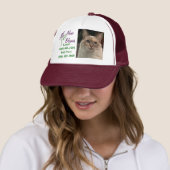 Kat op een pet... trucker pet (In situ)