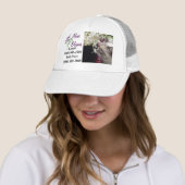 Kat op een pet... trucker pet (In situ)