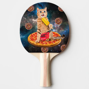 Kat op een pizza die ijs eet tafeltennisbatje