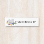 Kat op een pot bloemen voor dierenartsen deurbordje (Voorkant)