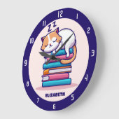 Kat op een Stack of Books Cute Personalized Litera Grote Klok (Hoek)