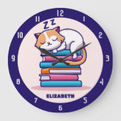 Kat op een Stack of Books Cute Personalized Litera Grote Klok (Voorkant)