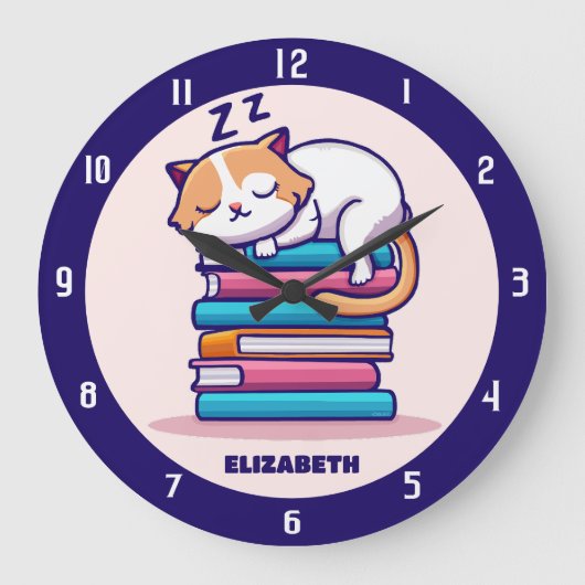 Kat op een Stack of Books Cute Personalized Litera Grote Klok (Voorkant)