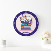 Kat op een Stack of Books Cute Personalized Litera Grote Klok (Huis)