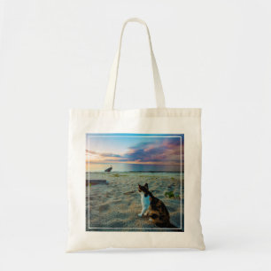 Kat op een strand tote bag