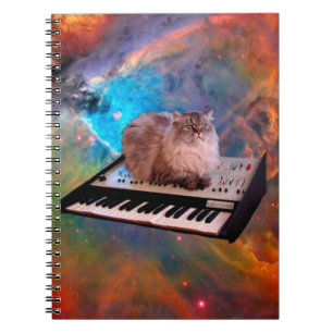 Kat op een toetsenbord in de ruimte notitieboek
