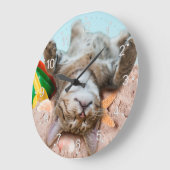 Kat op het strand en blauwe hemel grote klok (Hoek)