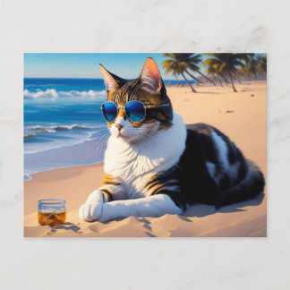 Kat op het strand met een glas whisky briefkaart