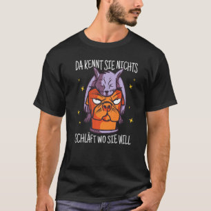 Kat op hond. Daar weet ze niets, slaapjes waar T-shirt