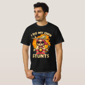 Kat op scooter Ik doe mijn eigen stunts T-shirt (Voorkant volledig)