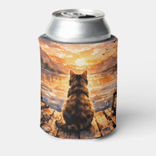 Kat op steiger bij zonsondergang blikjeskoeler (Blikje Achterkant)