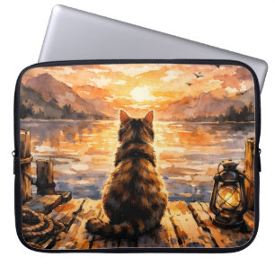 Kat op steiger bij zonsondergang laptop sleeve