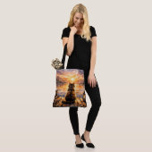 Kat op steiger bij zonsondergang tote bag (Op model)