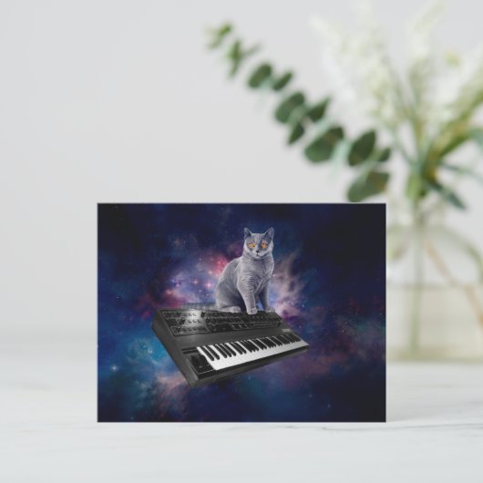 Kat op synthesizer in de ruimte briefkaart (Staand voorkant)
