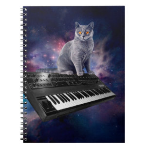 Kat op synthesizer in de ruimte notitieboek