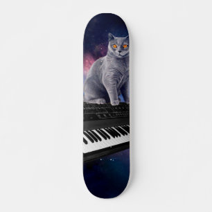 Kat op synthesizer in de ruimte persoonlijk skateboard