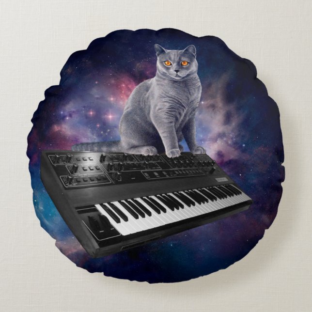 Kat op synthesizer in de ruimte rond kussen (Voorkant)